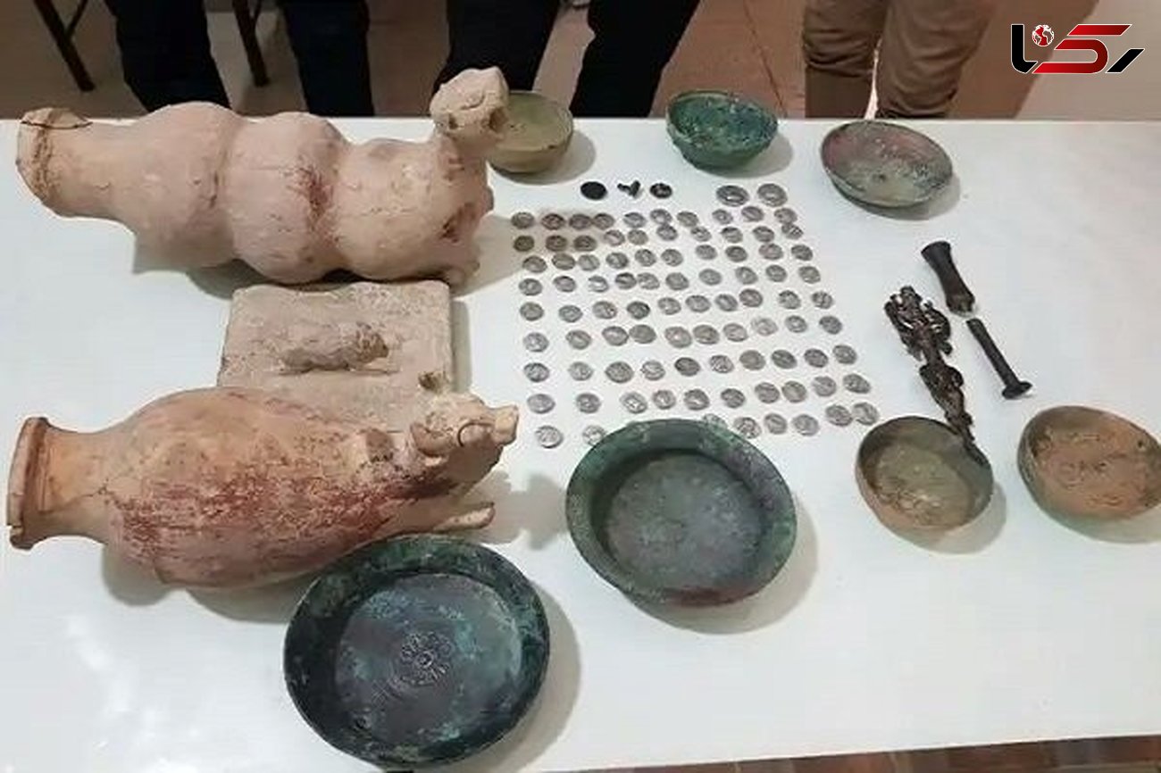 کشف 241 قطعه عتیقه  2 هزار ساله در رامیان