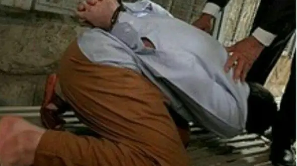تصویر بوسه قاتل کلاردشتی بر پای اولیای دم / نجات از چوبه دار در لحظات آخر+عکس