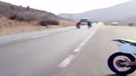 حتما ببینید/ موتورسوار ایرانی هنگام حرکات نمایشی زیر اتوبوس رفت +فیلم
