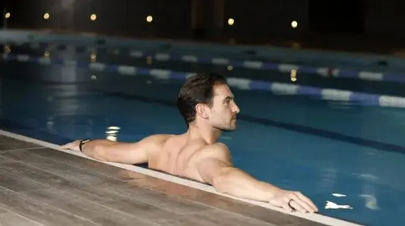 ترفندهای شگفت‌انگیز مراقبت از پوست و مو هنگام شنا در استخر