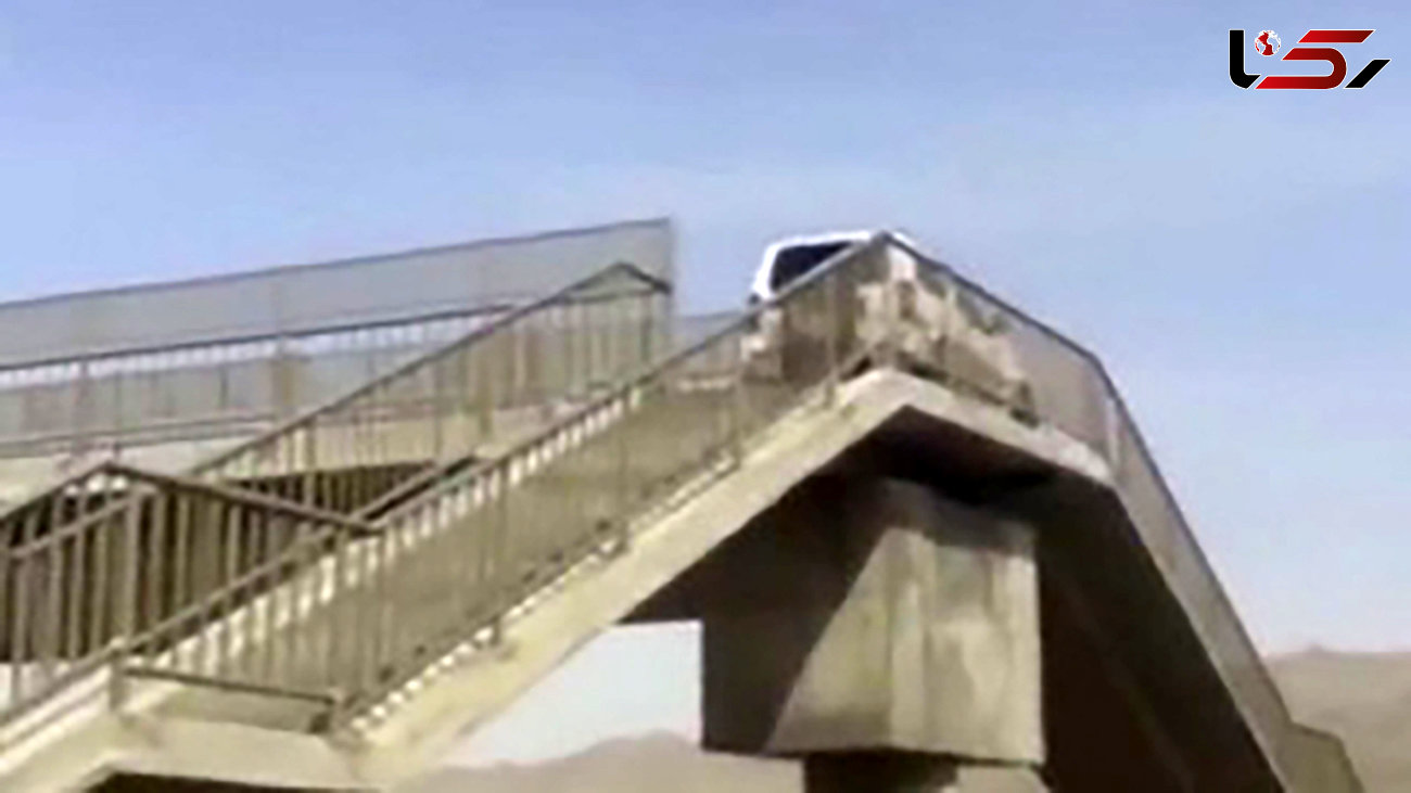 فیلم باورنکردنی از صعود خودرو چینی به روی پل عابر پیاده
