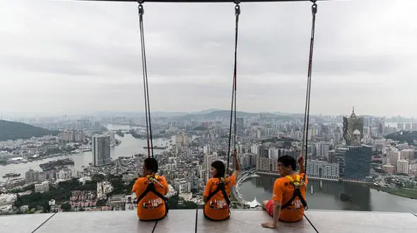 حادثه عجیب در پرش از   برج 233 متری +تصاویر