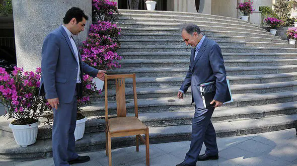 صندلی سیار نجفی در حیاط دولت +تصاویر