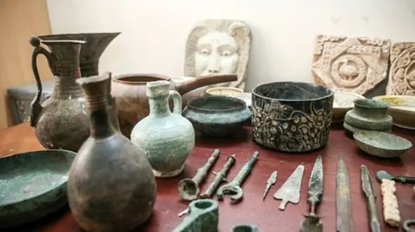 اشیای دوره ساسانی از قاچاقچیان در دشتستان کشف شد 