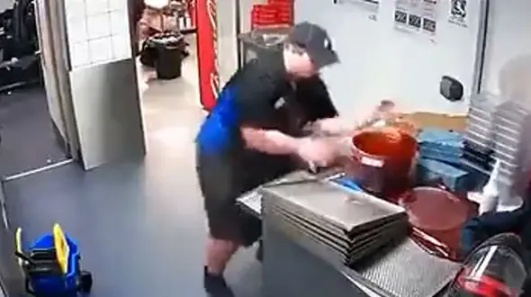 مرد بد شانس یا دست و پا چلفتی ؟!  + فیلم حادثه را ببینید