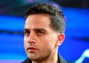 فیلم/ واکنش متفاوت آرمان درویش به گلشیفته فراهانی در جشنواره فیلم فجر: از گلشیفته تشکر می کنم که غم ایران را دارد