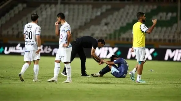 دلداری آقای سرمربی به تیم تازه سقوط کرده / قابی ماندگار از جواد نکونام در پایان لیگ بیست و سوم