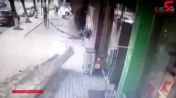 سقوط تابلو روی سر یک زن در پیاده رو + فیلم