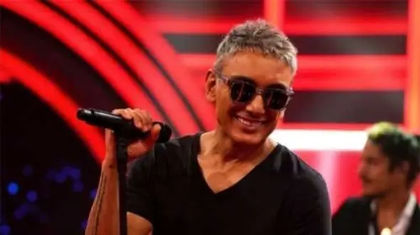 تیپ جدید شادمهر عقیلی با موهای سفیدش به همراه همسر فیلیپینی و دخترش / ملینا چه قدر بزرگ شده!