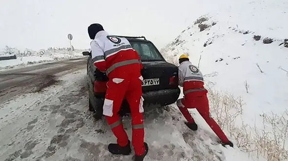  امدادرسانی به 18 خودروی گرفتار در برف شهرستان «بن»