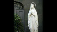 بوسیدن کرونایی مجسمه مریم بعد از لیسیدن ضریح اماکن متبرکه / این بار در اروپا