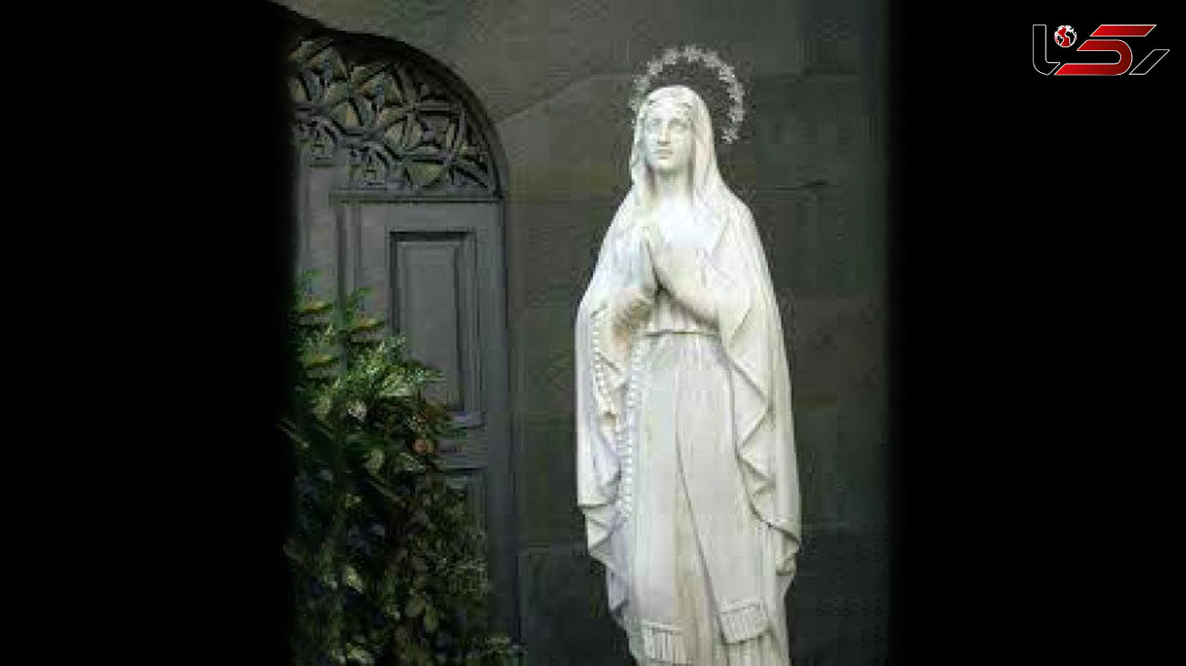 بوسیدن کرونایی مجسمه مریم بعد از لیسیدن ضریح اماکن متبرکه / این بار در اروپا