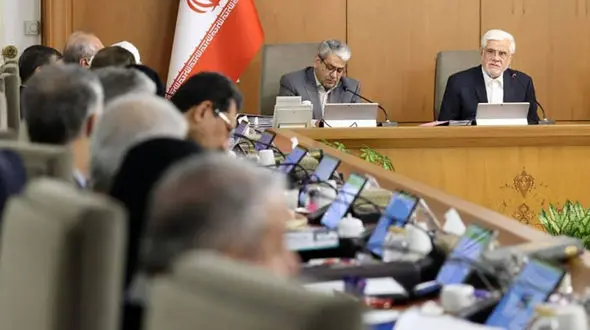 عارف: اهل گذشت از یک وجب خاک کشورمان هم نیستیم