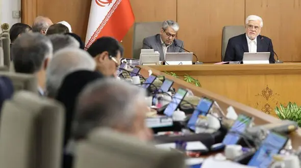 عارف: اهل گذشت از یک وجب خاک کشورمان هم نیستیم