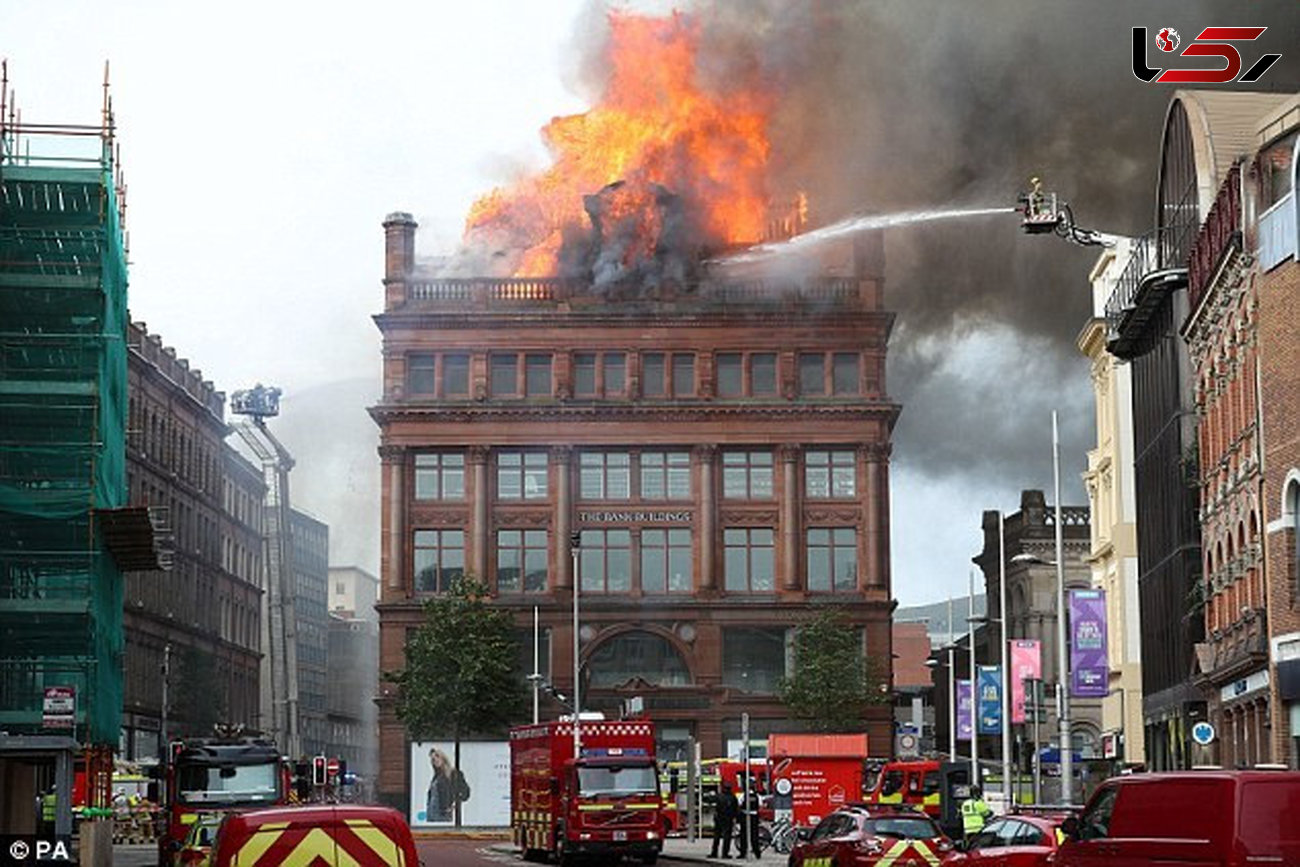 ساختمان ۲۰۰ ساله بلفست در آتش سوخت +عکس 
