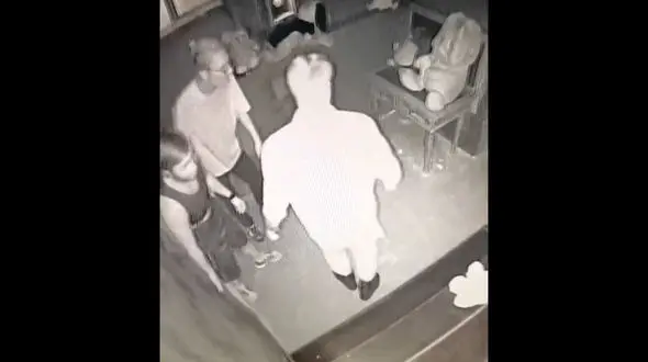 فیلم جنجالی از وحشت 3 جوان در اتاق فرار / ببینید و بخندید