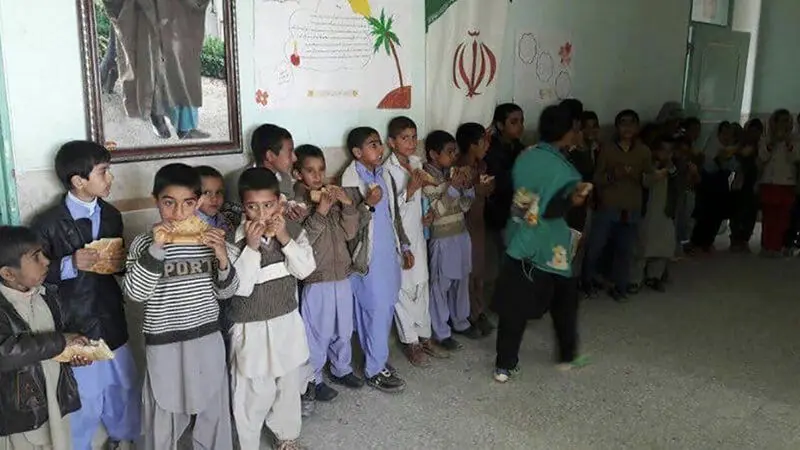 رامین ریگی‌ معلمی که برای دانش آموزان صبحانه می خرد