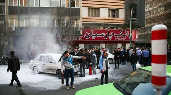 آتش سوزی خودرو در میدان هفتم تیر+عکس 