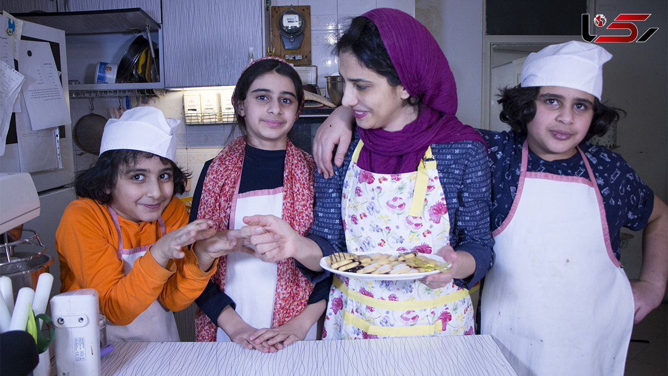 شیرینی پختن پرهیجان سه کوچولوی تهرانی و مادرشان + فیلم