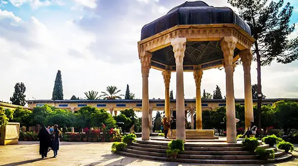 آرامگاه حافظ در خطر نابودی؛ حفاری مترو بدون مجوز تا ۵۰۰ متری حافظیه رسید! 