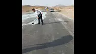 فیلم / اتوبان تهران قم شیشه ای شد / ماموران پلیس راه آستین بالا زدند تا اتوبان را جارو کنند