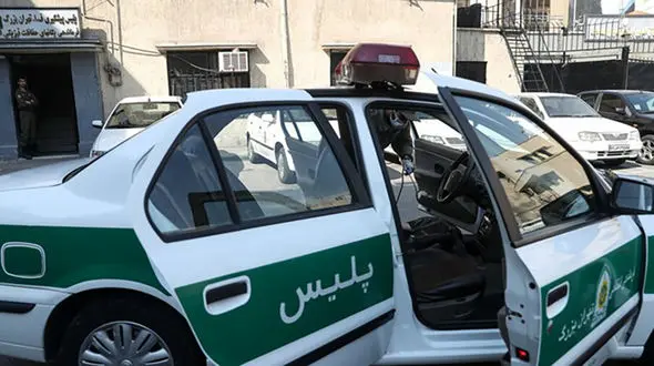 این زن تهرانی جلوی کلانتری، مشکل حجاب را حل می‌کند 