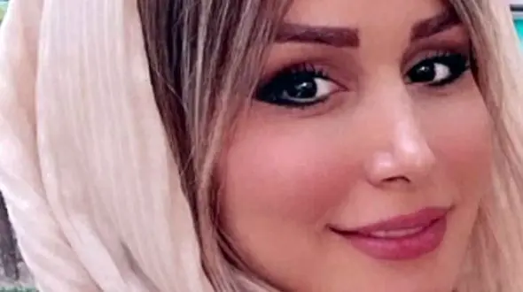 عکس | تصویری از سپیده بزمی پور همسر جوان شاهرخ استخری و دخترانش در آسانسور