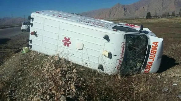 واژگونی آمبولانس حامل مجروحان تصادف در محور کرمانشاه کامیاران + عکس 