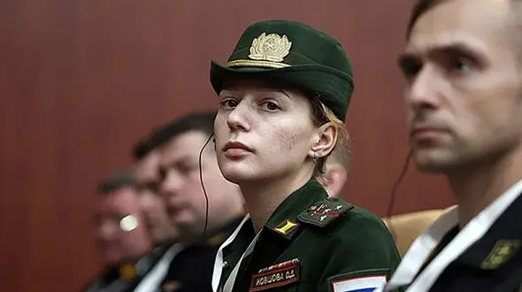 جنجال پوشش افسر زن روس در ایران ! / فاصله زیاد زن موبلوند با معیارهای ایران !