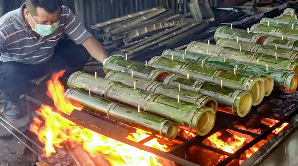 فیلم غذای روستایی/ پخت باورنکردنی برنج و گوشت در تنه بامبو به روش تایوانی 