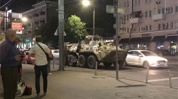 نفربرها و تانک های نظامی در خیابان ها مستقر شدند/ محاصره بخش های استراتژیک در شهر روستوف ! + فیلم