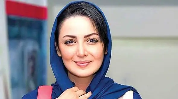 عکس / نوشته فارسی فوق پرمعنای روی مانتوی شیلا خداداد  / خودنمایی با نقوش شعر فارسی و طرح اصیل ایرانی در امارات / مُرده بودم زنده شدم....