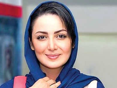 عکس / نوشته فارسی فوق پرمعنای روی مانتوی شیلا خداداد  / خودنمایی با نقوش شعر فارسی و طرح اصیل ایرانی در امارات / مُرده بودم زنده شدم....
