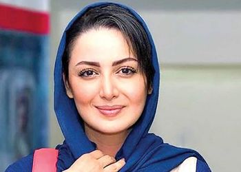 عکس / نوشته فارسی فوق پرمعنای روی مانتوی شیلا خداداد  / خودنمایی با نقوش شعر فارسی و طرح اصیل ایرانی در امارات / مُرده بودم زنده شدم....
