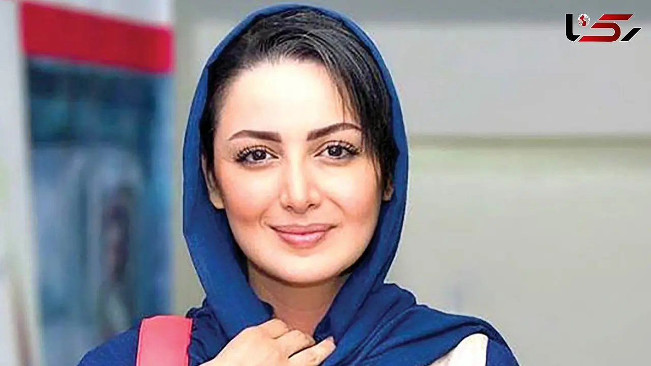 عکس / نوشته فارسی فوق پرمعنای روی مانتوی شیلا خداداد  / خودنمایی با نقوش شعر فارسی و طرح اصیل ایرانی در امارات / مُرده بودم زنده شدم....