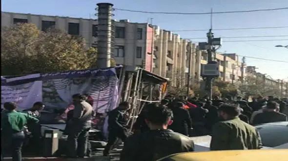 سقوط تابلو تبلیغاتی در تبریز جان یک نفر را گرفت +فیلم