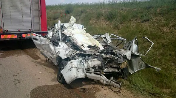 عکس دلخراش / 4 زن و مرد داخل پراید پرس شدند / در جاده خدابنده