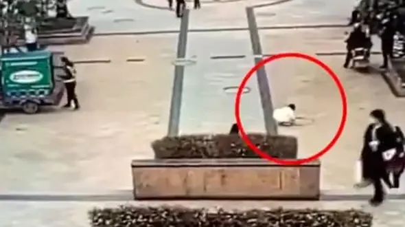 فیلم لحظه انفجار فاضلاب توسط یک کودک بازیگوش / در استان سیچوان رخ داد