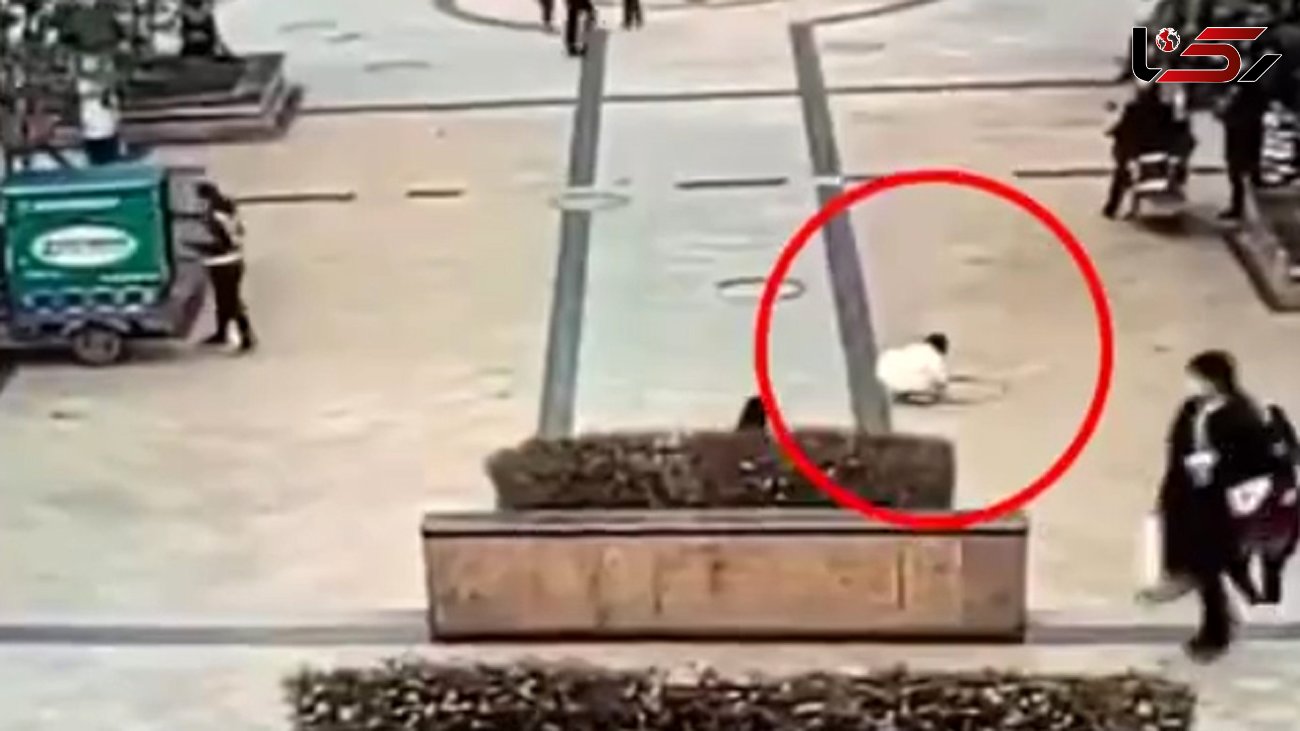 فیلم لحظه انفجار فاضلاب توسط یک کودک بازیگوش / در استان سیچوان رخ داد