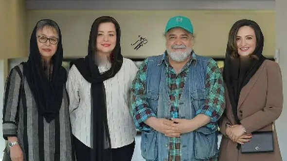 نگاهی به تیپ و استایل شیک هنرمندان در اختتامیه جشنواره «آسمون» با داوری ایرج طهماسب، مهراوه شریفی‌نیا،محمدرضا شریفی‌نیا، گلاره عباسی، امین زندگانی  با اجرای مژده لواسانی