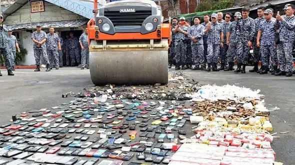 فیلم نابود کردن گوشی های قاچاق با خودروی غلتک