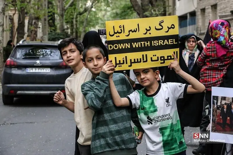 تجمع معترضان در مقابل سفارت مجارستان در تهران 
