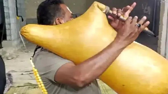 فیلم آواز باشکوه مرد بندری با نی انبان یه ملت رو به رقص و نیناش آورد خودش رو ابراست