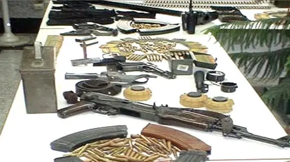 طلاق یک زوج مشهدی حمام خون به راه انداخت / جنگ 20 زن و مرد با سلاح سرد و گرم + عکس