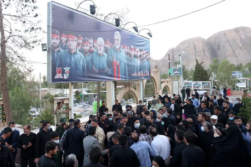 زیارت گلزار شهدای کرمان و مزار سردار قاسم سلیمانی در سفر استانی رییس جمهور به کرمان