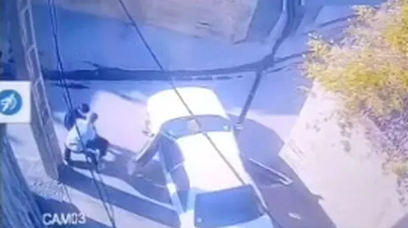 فیلم وحشی‌گری سه سارق در روشنایی روز؛ سرقت خشن طلا از دستان زن بی دفاع در رباط‌کریم