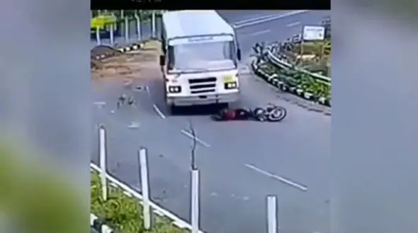 ببینید | معجزه مقابل لنز دوربین‌ها؛ لحظه زنده ماندن موتورسوار با وجود عبور چرخ‌های اتوبوس از روی بدنش!
