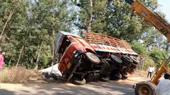 واژگونی جرثقیل روی کامیونی که چپ کرده بود + فیلم