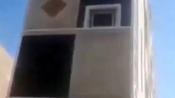 ساختمان 4 طبقه روی 20 سانتی متر زمین / همه شوکه شدند! + فیلم و عکس