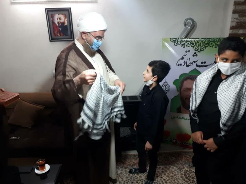 حضور جمعی از نمایندگان مجلس در منزل شهید امر به معروف محمدی